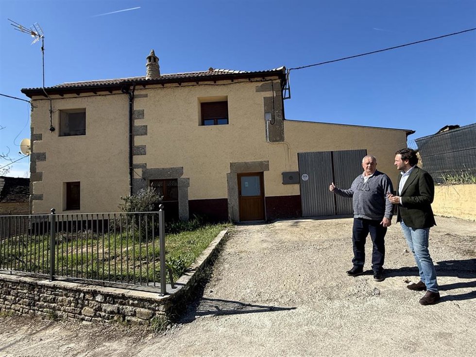 El presidente de la DPH, Isaac Claver, junto al alcalde de Caldearenas, Primitivo Grasa.