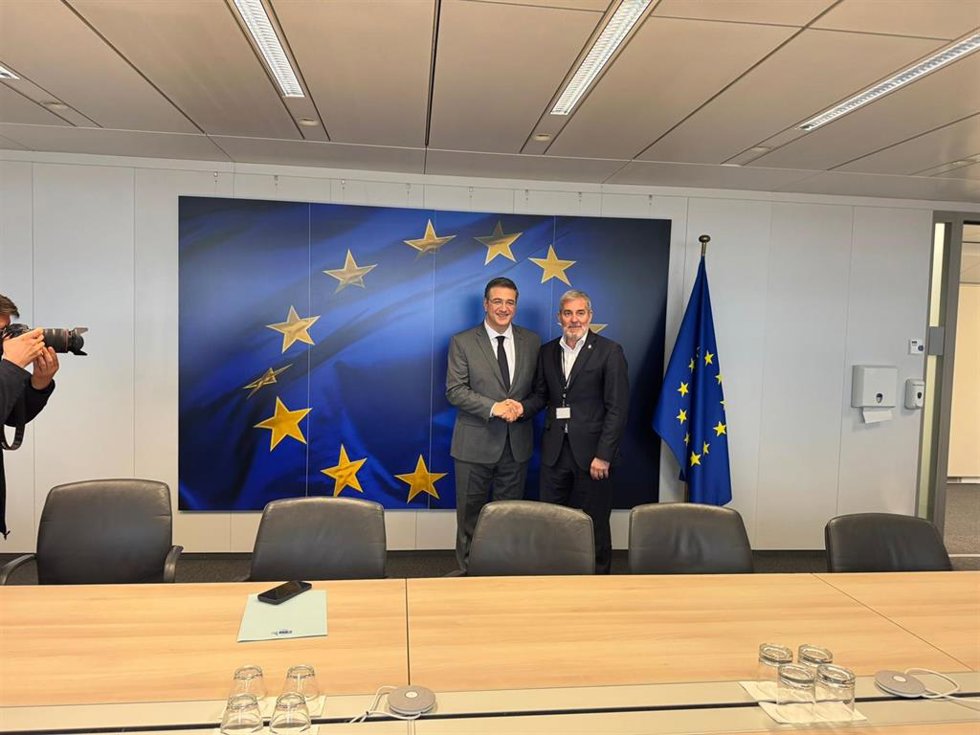 El presidente de Canarias, Fernando Clavijo, y el comisario europeo de Transporte y Turismo, Apostolos Tzitzikostas