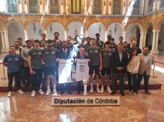 El presidente de la Diputación, Salvador Fuentes (centro), en la recepción al Coto Basket tras su ascenso a Primera FEB.