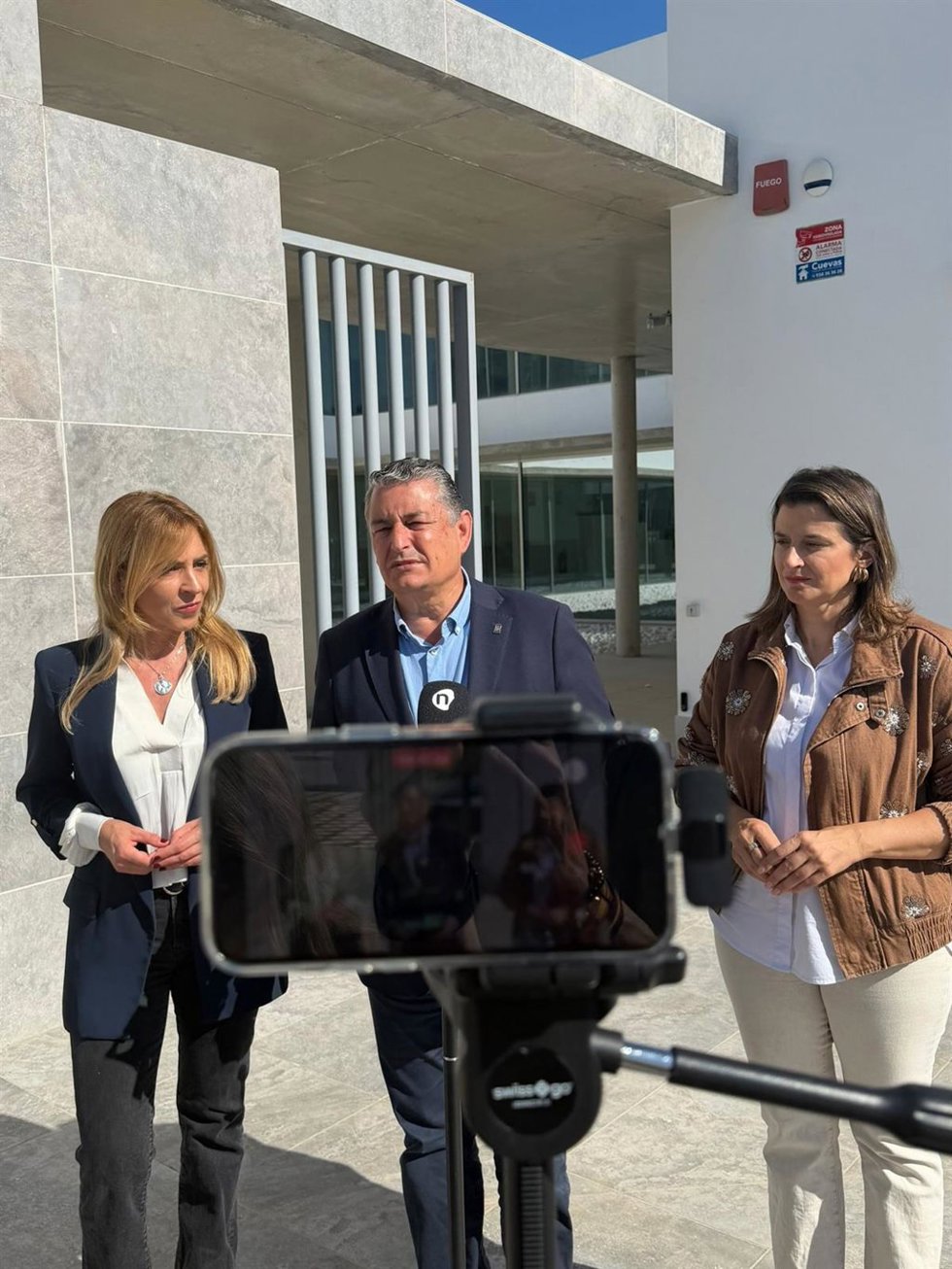 Antonio Sanz con Almudena Martínez y Carmen Pérez en Sanlúcar.