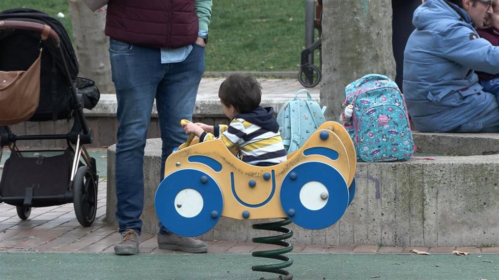 Archivo - Niño jugando en un columpio.