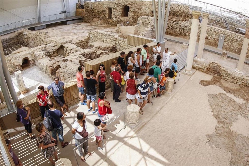 Archivo - Turistas visitan el Foro Romano