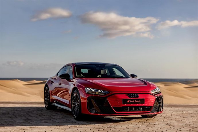 Archivo - Coche de Audi con las dunas de Maspalomas (Gran Canaria) de fondo