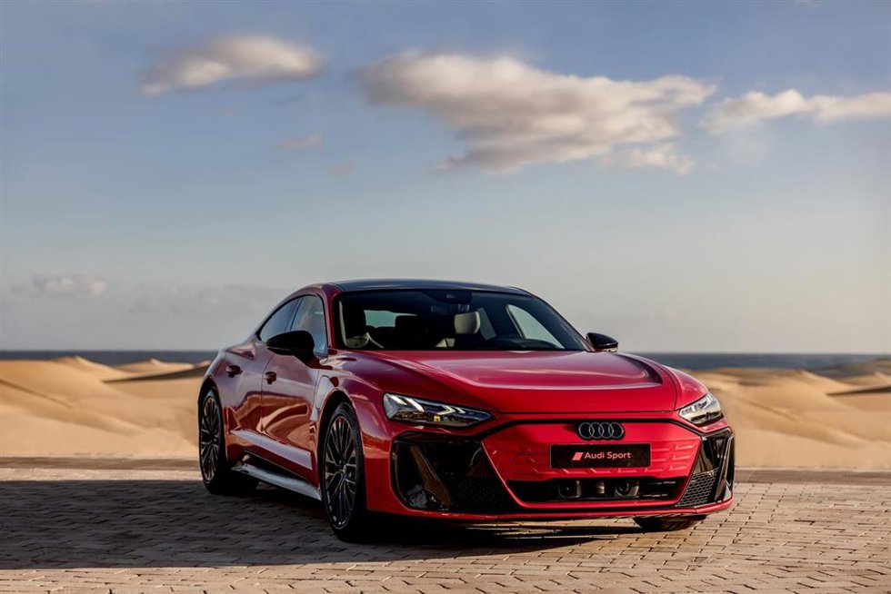 Archivo - Coche de Audi con las dunas de Maspalomas (Gran Canaria) de fondo