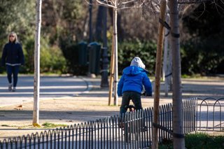 Archivo - Niños jugando en un parque 