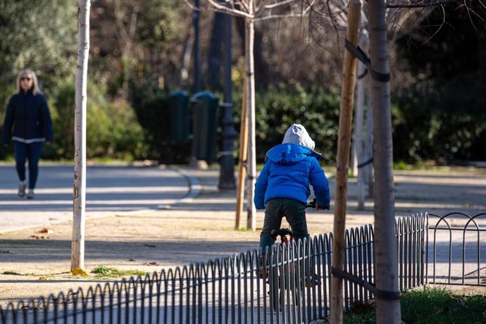 Archivo - Niños jugando en un parque 