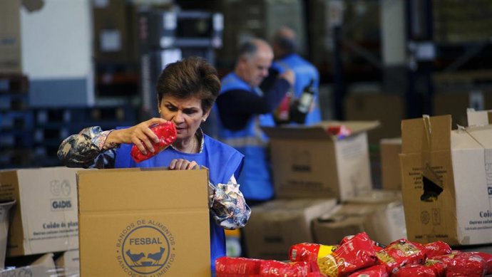 Archivo - Imagen de una voluntaria de Banco de Alimentos.- Archivo