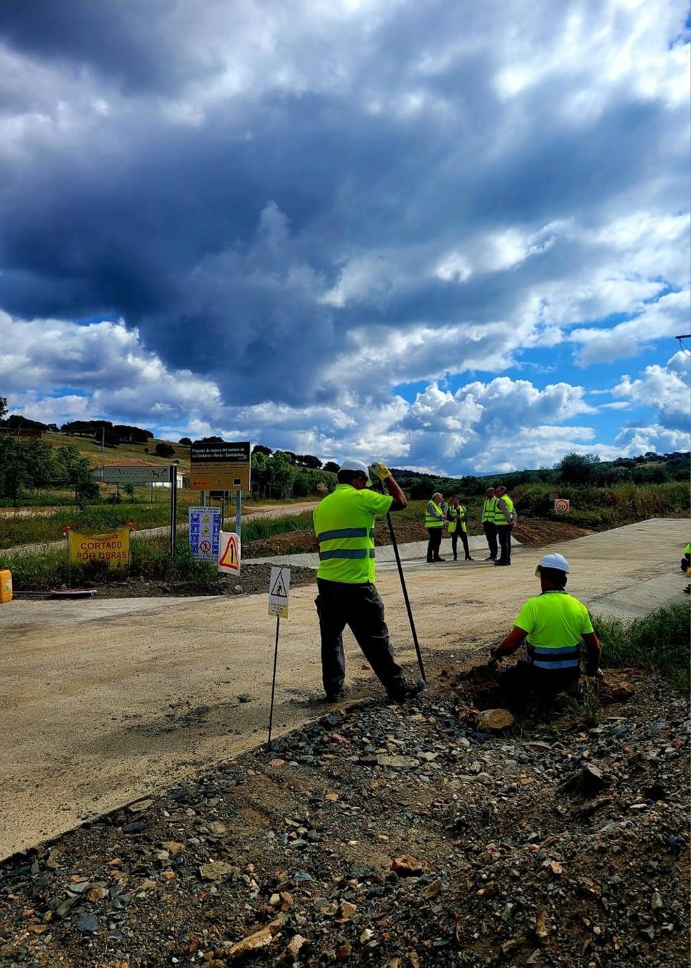 Visita a las obras en el camino rural de Aldeaquemada.