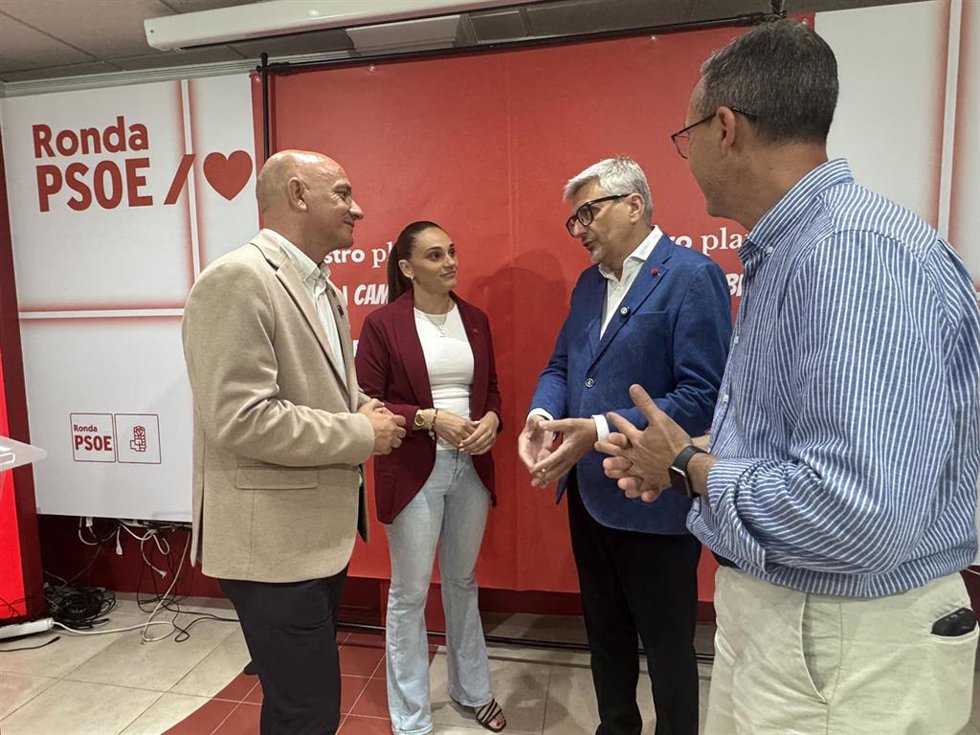 El secretario general del PSOE de Málaga y candidato número uno por la provincia al Parlamento andaluz, Josele Aguilar, y el portavoz socialista en Ronda, Francisco Cañestro,