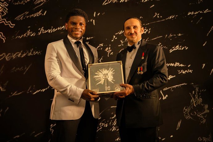 Luis Felipe Fernández-Salvador y Campodónico entregó un reconocimiento oficial a  Terrance Drew, enviado especial del Gobierno de Saint Kitts y Nevis, en honor a su  destacada labor y representación internacional.