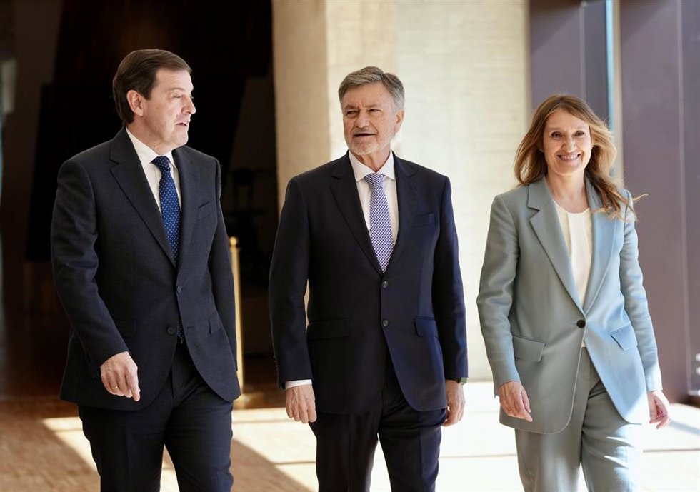 El secretario general del PP de Castilla y León y procurador por Segovia, Francisco Vázquez (d), y el presidente en funciones de la Junta de Castilla y León, Alfonso Fernández Mañueco (i), durante la constitución de las Cortes de la XII Legislatura  