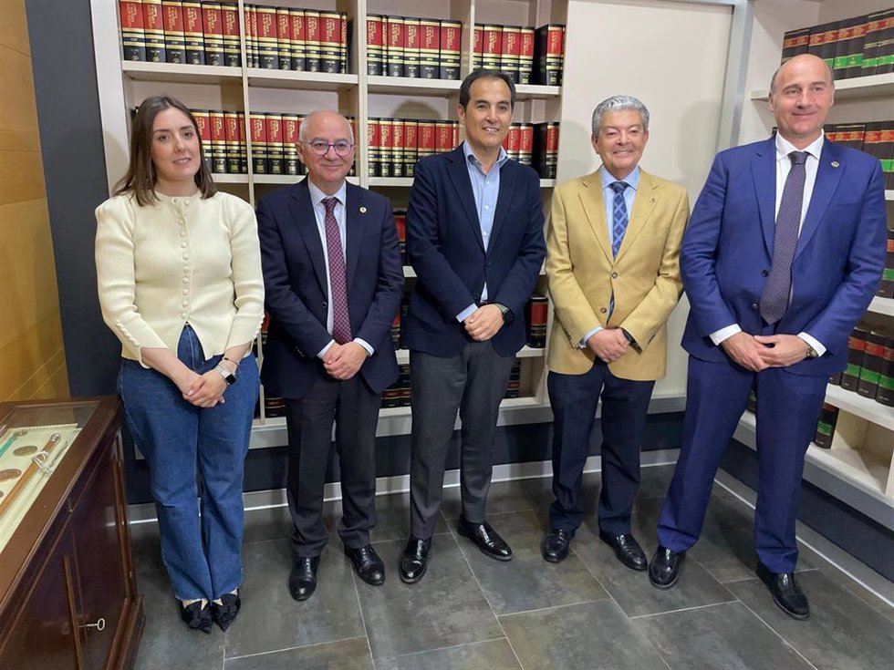 Nieto (centro), junto a Egea (2º izda.) y otros miembros de la junta de gobierno del Colegio de Abogados de Lucena.