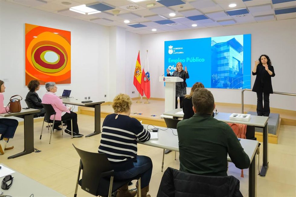 La Consejera De Presidencia, Isabel Urrutia, En La Presentación De La Oferta De Empleo Público