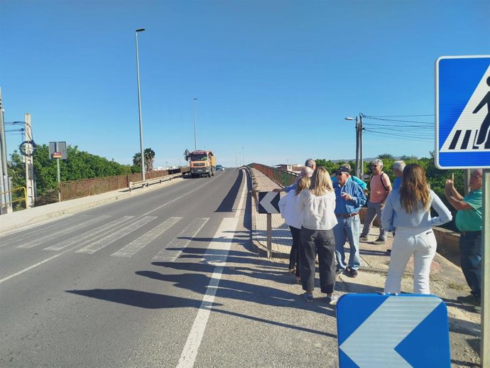 Representantes del PSOE visitan junto a vecinos el puente que une la pedanía de El Raal con el municipio de Beniel