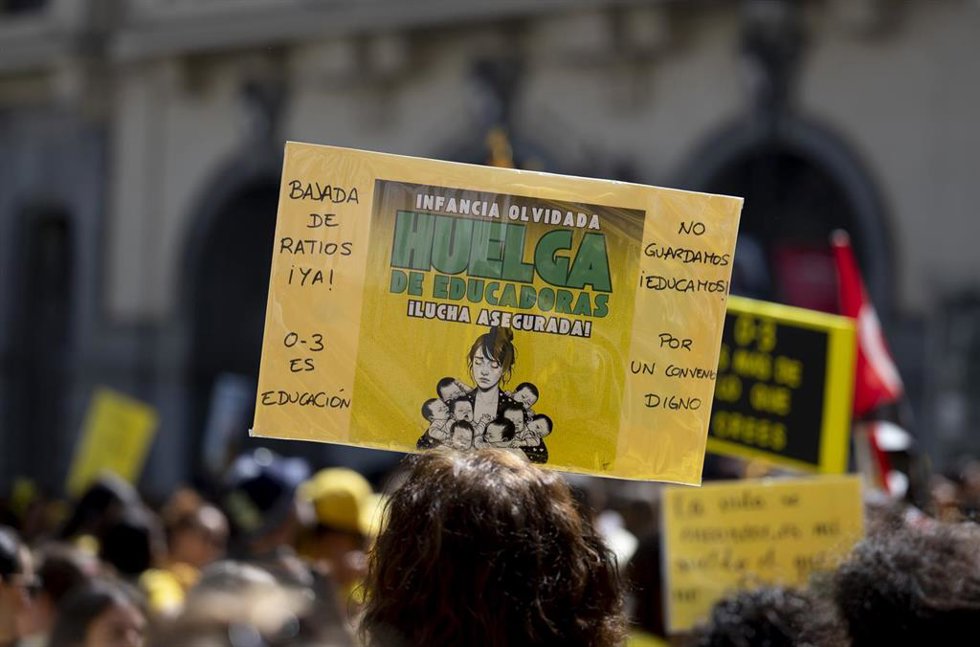 Una pancarta durante una concentración de docentes de escuelas infantiles frente a la Consejería de Educación, Ciencia y Universidades, a 15 de abril de 2026, en Madrid (España). Desde el martes 7 de abril, las escuelas infantiles de la Comunidad de Madri