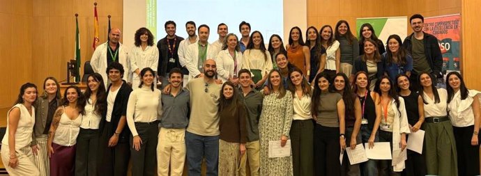 Grupo de residentes en la despedida en el Hospital de Valme de Sevilla