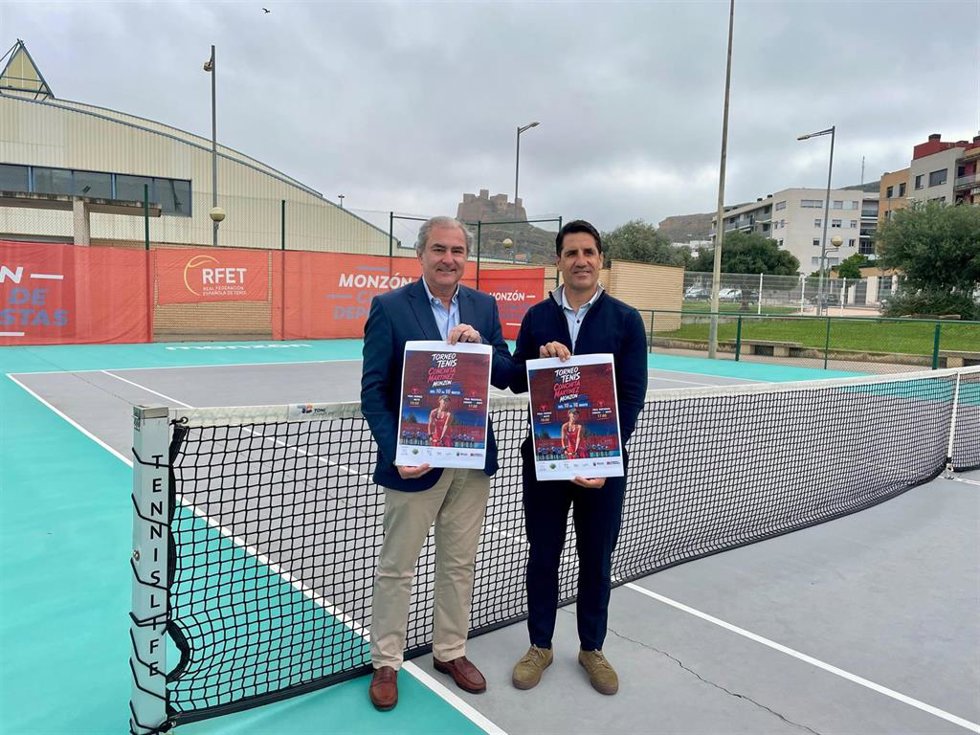 El concejal de Deportes del Ayuntamiento de Monzón, Eliseo Martín, y el presidente de la Federación Aragonesa de Tenis, Miguel Ángel Palazón.