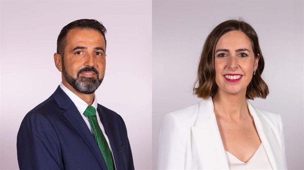 El concejal de Vox Samuel Ruiz (i) y la portavoz de Compromís en el Ayuntamiento de Elche, Esther Díez (d)
