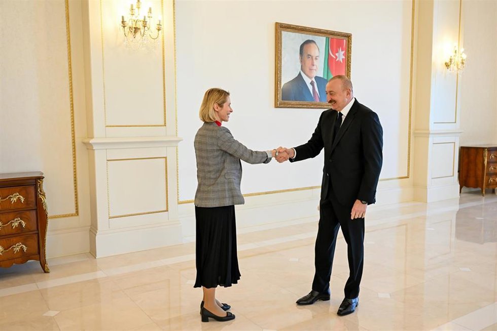 La Alta Representante De La Unión Europea Para Política Exterior, Kaja Kallas, Junto Al El Presidente De Azerbaiján, Ilham Aliyev.