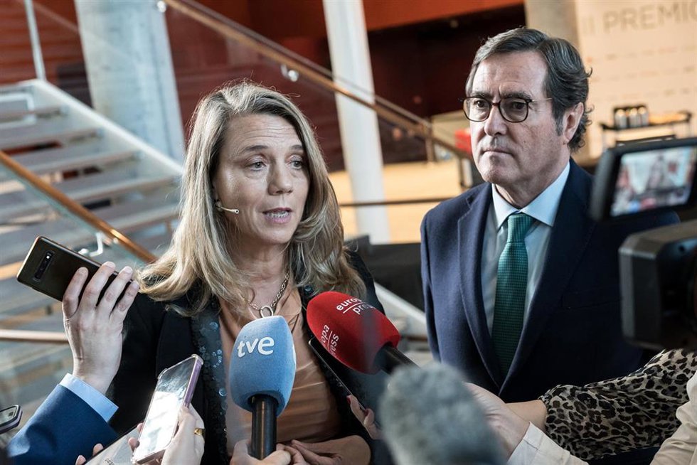 Archivo - El presidente de CEOE, Antonio Garamendi, y la presidenta del Cepyme, Ángela de Miguel.
