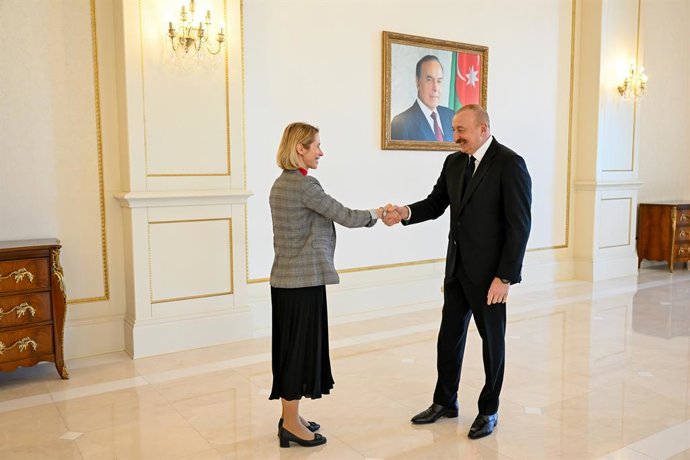 A Alta Representante da União Europeia para a Política Externa, Kaja Kallas, ao lado do presidente do Azerbaijão, Ilham Aliyev.