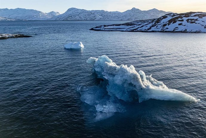 Archivo - 26 January 2026, Greenland, Nuuk: Icebergs float in the Nuuk Fjord off the coast of Nuuk. US President Donald Trump has backed down on his threat to impose tariffs on the UK and other NATO allies who opposed his ambitions to annex Greenland. Pho