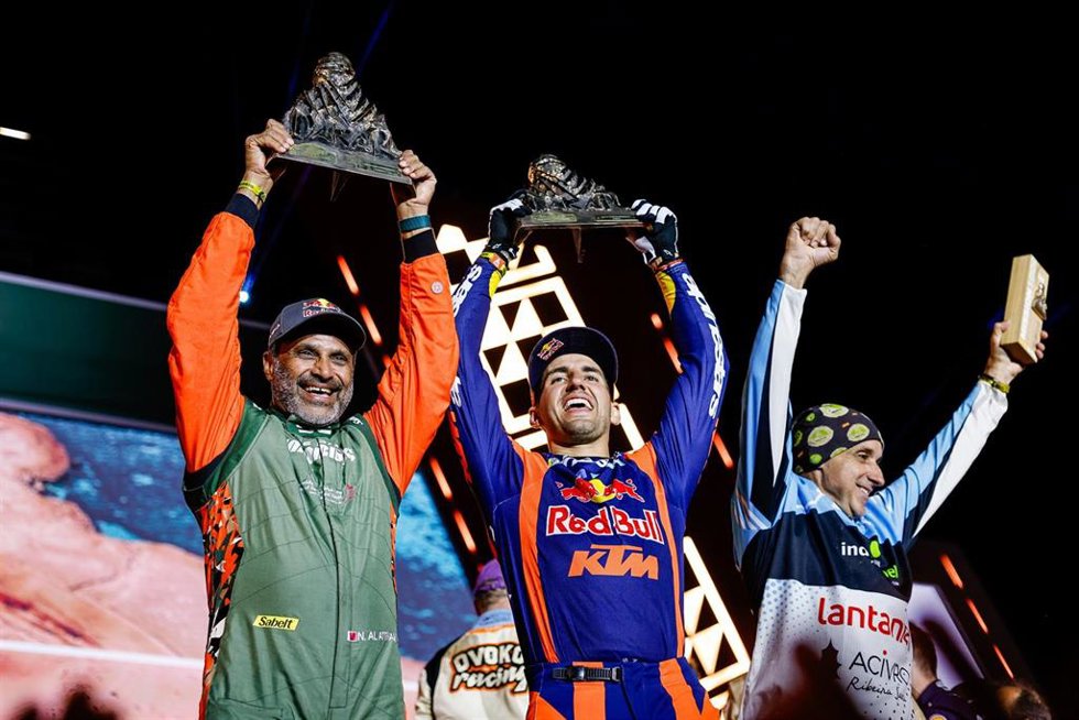 Archivo - El piloto catarí Nasser Al-Atiyyah (Dacia) y el argentino Luciano Benavides (KTM), en el podio del Rally Dakar 2026.