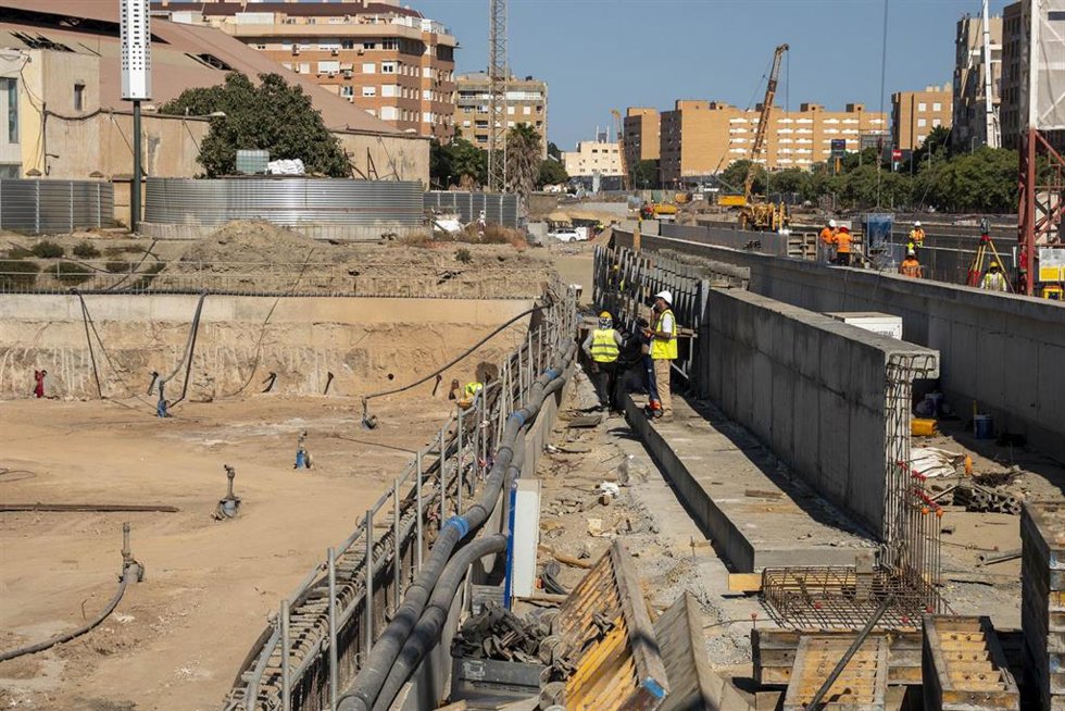 Archivo - Vista general de las obras de integración ferroviaria de Almería. 