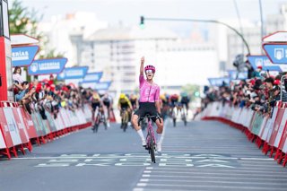 La ciclista francesa Cédrine Kerbaol (EF Education-Oatly) ha ganado este martes la tercera etapa de la Vuelta a España Femenina by Carrefour.Es 2026, disputada entre Padrón y A Coruña sobre 121,2 kilómetros