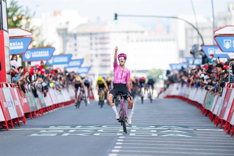 La ciclista francesa Cédrine Kerbaol (EF Education-Oatly) ha ganado este martes la tercera etapa de la Vuelta a España Femenina by Carrefour.Es 2026, disputada entre Padrón y A Coruña sobre 121,2 kilómetros