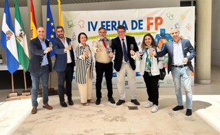 El delegado territorial de Desarrollo Educativo y FP de la Junta en Cádiz, José Ángel Aparicio, y la delegada municipal de Educación del Ayuntamiento de Jerez, Nela García, junto a otras autoridades en la IV Feria de FP