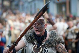 Archivo - Arquivo - Unha persona durante o desfile de Asociacións do Arde Lucus 2025, a 14 de xuño de 2025, en Lugo, Galicia