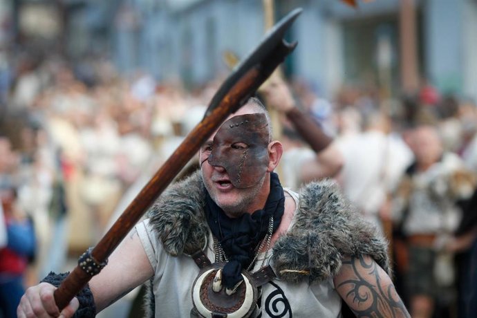 Archivo - Arquivo - Unha persona durante o desfile de Asociacións do Arde Lucus 2025, a 14 de xuño de 2025, en Lugo, Galicia