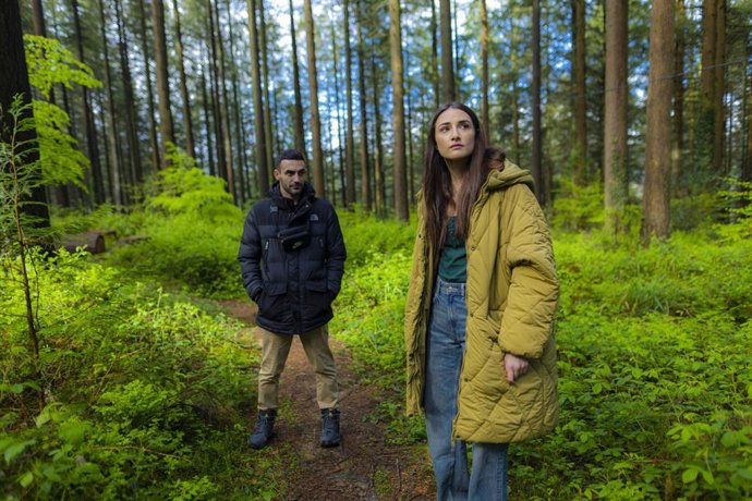 Archivo - El director de 'La casa en el árbol', Luis Calderón, junto a la protagonista, Sandra Escacena, durante la grabación del film.