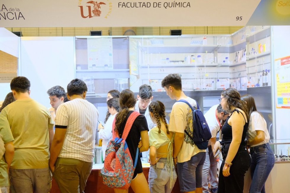 Estudiantes participan en la Feria de la Ciencia que se celebra en Fibes.