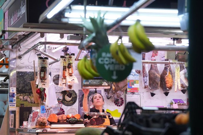 Archivo - Interior del Mercado de l'Estrella en Barcelona
