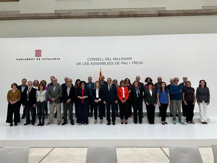 Els integrants del consell d'entitats i experts que assessorarà el Parlament