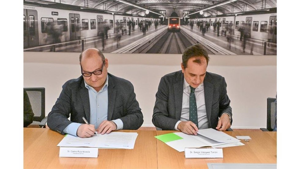 El presidente de FGC, Carles Ruiz, y el presidente de Ineco, Sergio Vázquez, este martes durante la firma del acuerdo en Barcelona