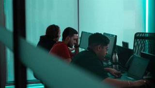 Trabajadores de una empresa delante del ordenador