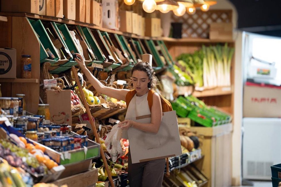 Archivo - Trabajadora de una frutería en Barcelona