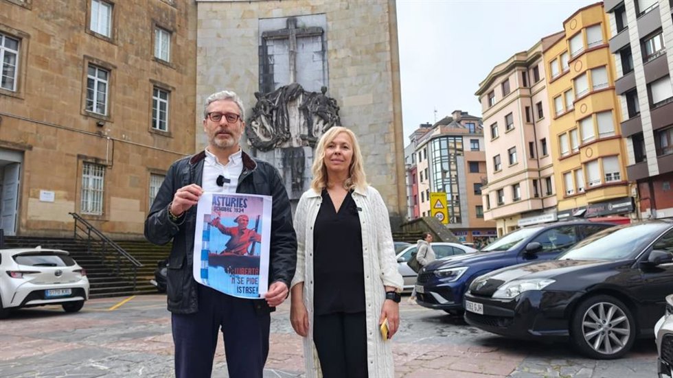 Los diputados de Vox en la Junta General del Principado de Asturias (JGPA), Sara Álvarez Rouco y Javier Jové, frente al monumento Héroes del Simancas, en Gijón. (Archivo)