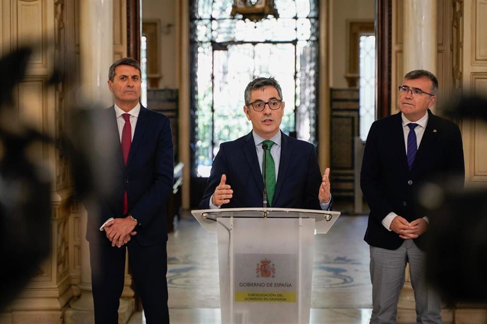 Archivo - El ministro de la Presidencia, Justicia y Relaciones con las Cortes, Félix Bolaños, junto al delegado del Gobierno en Andalucía, Pedro Fernández, y el subdelegado del Gobierno en Granada, José Antonio Montilla el 15 de mayo de 2024. Archivo.