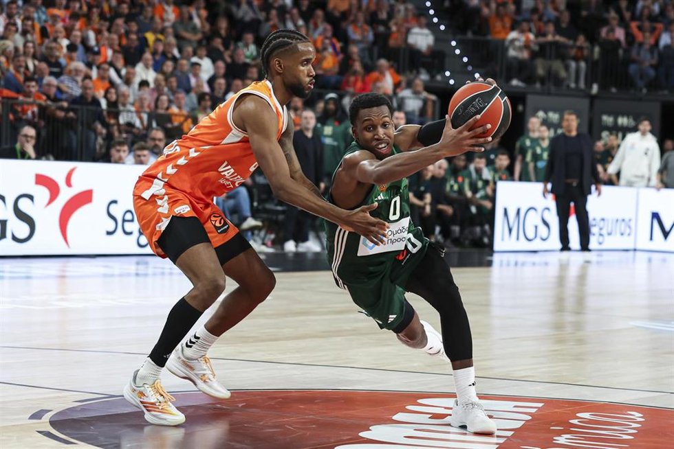 Jean Montero (Valencia Basket) y TJ Shorts (Panathinaikos) disputan un balón en el primer partido del ‘playoff’ de la Euroliga, el 28 de abril de 2026 en el Roig Arena de Valencia