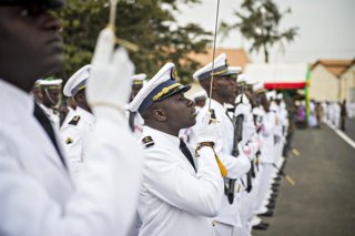 Archivo - Marineros senegaleses con uniforme de gala durante la celebración de la Armada de Senegal, el 22 de enero de 2015 en Dakar, Senegal.