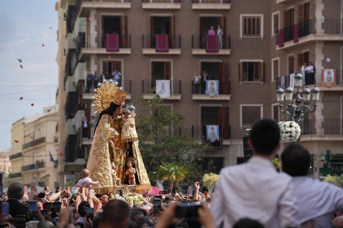 Archivo - Decenas de personas durante el traslado de la imagen peregrina de la Mare de Déu dels Desamparats, a 12 de mayo de 2024, en Valencia