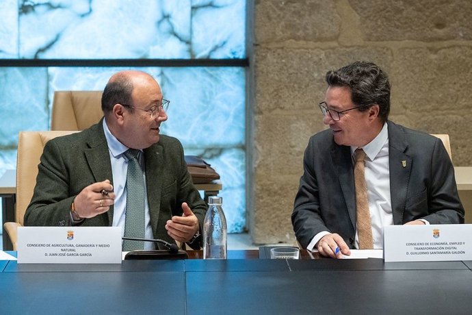 El consejero de Agricultura, Juan José García, conversa con el consejero de Economía, Guillermo Santamaría, en el Consejo de gobierno de este martes