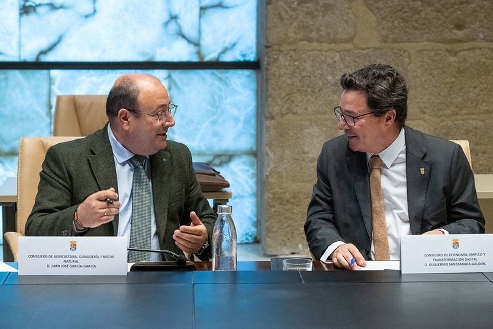 El consejero de Agricultura, Juan José García, conversa con el consejero de Economía, Guillermo Santamaría, en el Consejo de gobierno de este martes