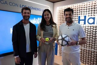 La extenista Ana Ivanovic y los exfutbolistas Eneko Fernández y Miguel Torres, embajadores de Haier y de LaLiga, en el stand de la marca de electrodomésticos en la Caja Mágica durante el Mutua Madrid Open.