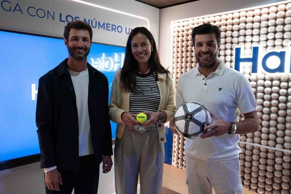 La extenista Ana Ivanovic y los exfutbolistas Eneko Fernández y Miguel Torres, embajadores de Haier y de LaLiga, en el stand de la marca de electrodomésticos en la Caja Mágica durante el Mutua Madrid Open.