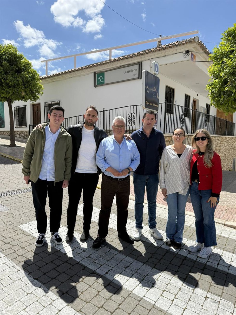 El candidato del PSOE por Córdoba al Parlamento andaluz Esteban Morales (centro), en su visita a Luque.